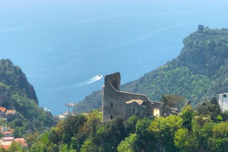 Una casa con giardino e una vista tutta blu !