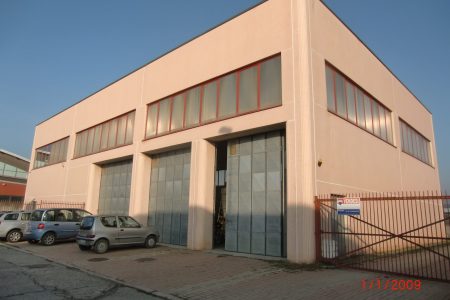 CAPANNONE INDUSTRIALE CON AMPIO PARCHEGGIO