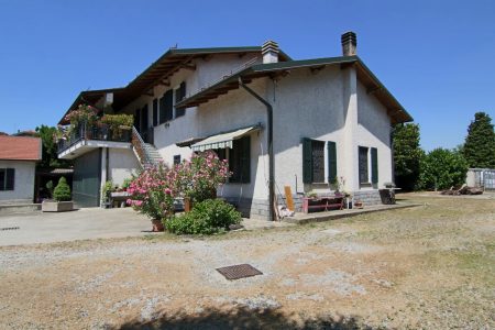 Nel verde, in zona tranquilla completamente priva da rumori del traffico
