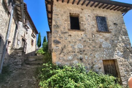 Casale singolo da personalizzare con corte privata in borgo da favola